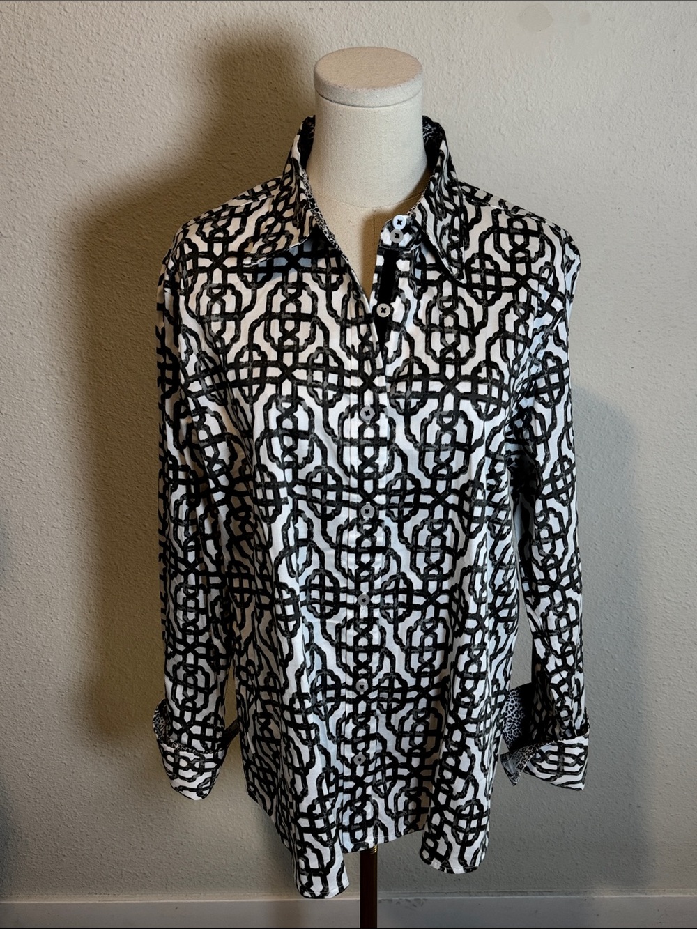 Tizzie Black & White Geometric Print Shirt with Contrast Cuffs size Large